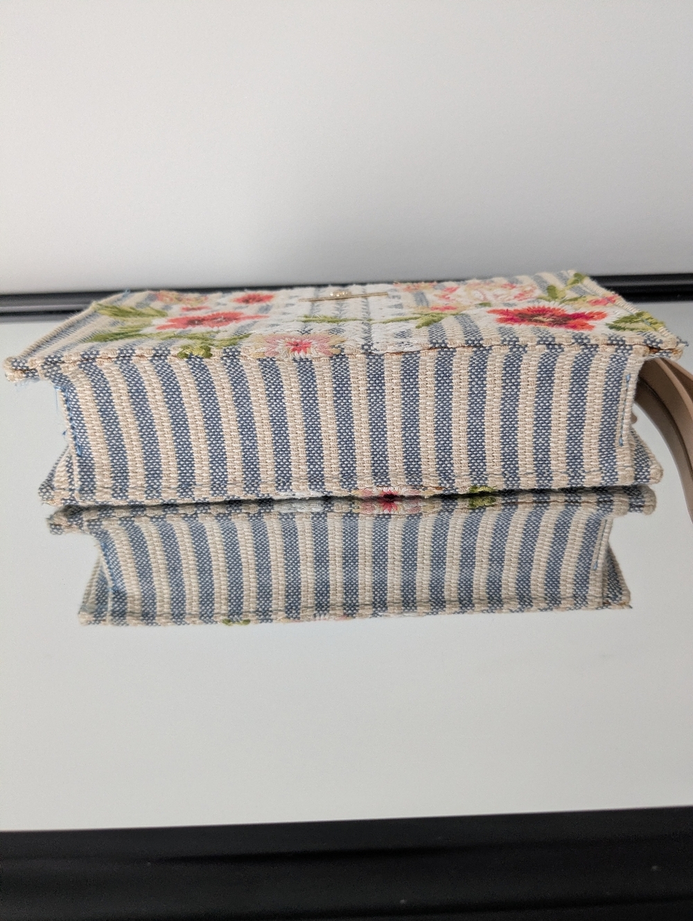 Spartina 449 - Floral Wristlet - Picture 7 of 10